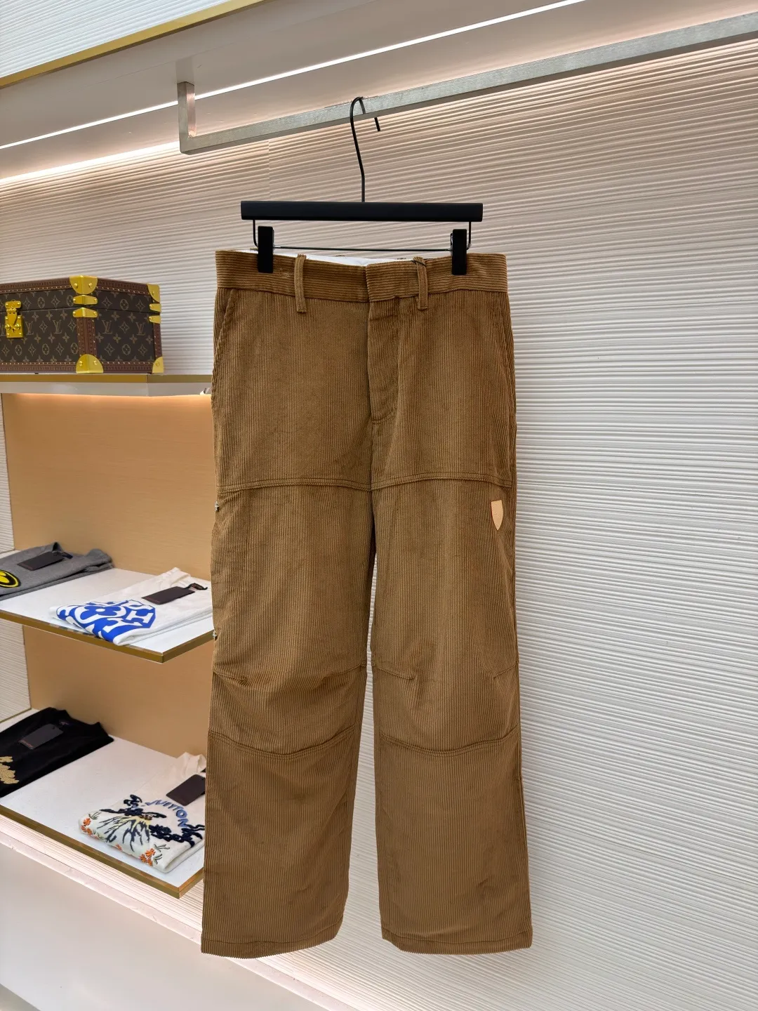 LOUIS VUITTON SKI ski series corduroy trousers and casual pants ●Original version: purchased and developed by 14160 ●Item number: 1682221-B00 ●Fabric: corduroy fabric ●Technology: Positioning cutting machine ●Color: brown ●Version: fitted version ●Weight: about 875 grams ●Size: 46-48-50-52 ●Description: These caramel-colored corduroy trousers are made of 16-pit combed cotton corduroy fabric, which is pre-shrunk and raised. The velvet thickness is even, soft to the touch and not easy to shed. The fabric weighs 420g and has both warmth retention and stiffness. The trousers are made of multi-piece three-dimensional tailoring. The thighs and knees are designed with a spliced ​​structure and are reinforced with twill stitching technology, which not only enhances the durability but also creates a workwear-style layering. The waistband is a classic suit waistband design with built-in non-slip lining and metal adjustment buckles to flexibly adjust the waist size. The placket is made of YKK metal zippers with natural horn buttons, and the trousers are double-layer reinforced stitching; the pockets are welted, and the edges are sewn with overlock stitching; the trousers are straight-cut, with rolled overlock stitching on the inside. The stitch density of each stitch is controlled at 10 stitches/inch to ensure a stable overall structure and exquisite details. The overall wiring is straight and delicate, the fabric is comfortable and soft, and the color is consistent without color difference. It can be matched with the same style to create a fashionable look and control various occasions. Customized accessories, complete with three standards, same style for men and women!